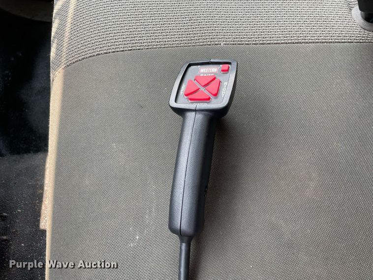 image for item DS8801 2005 Ford F350 Super Duty XL  flatbed pickup truck