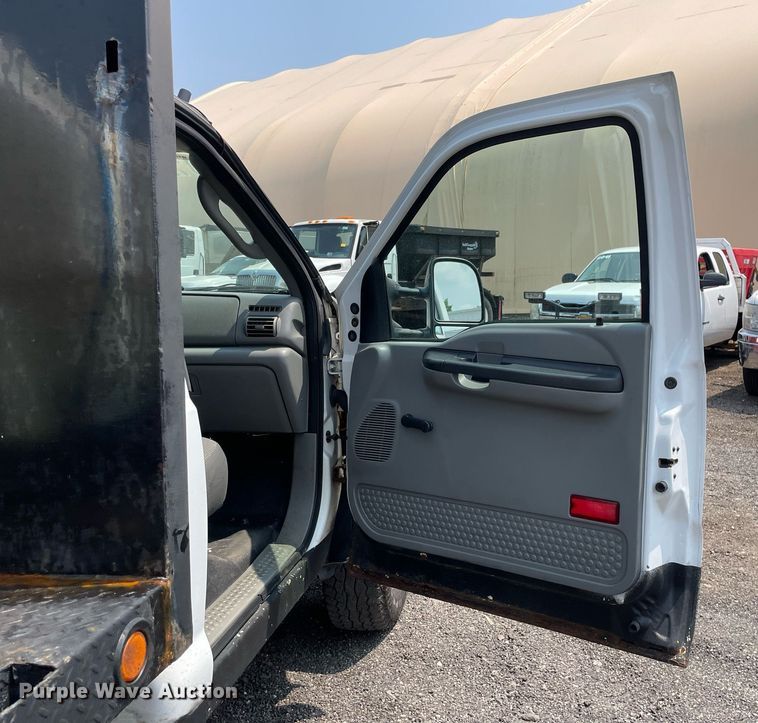 image for item DS8801 2005 Ford F350 Super Duty XL  flatbed pickup truck