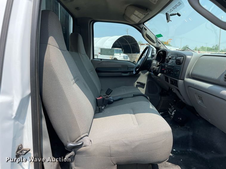 image for item DS8801 2005 Ford F350 Super Duty XL  flatbed pickup truck