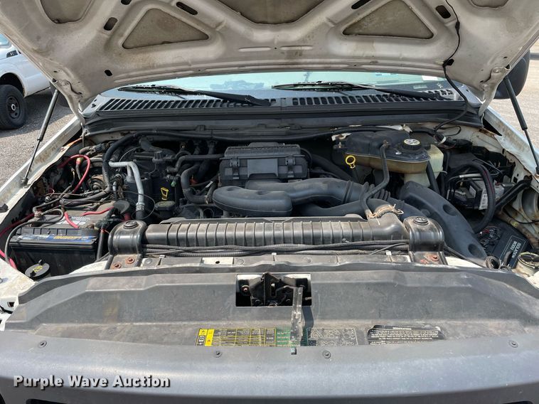 image for item DS8801 2005 Ford F350 Super Duty XL  flatbed pickup truck