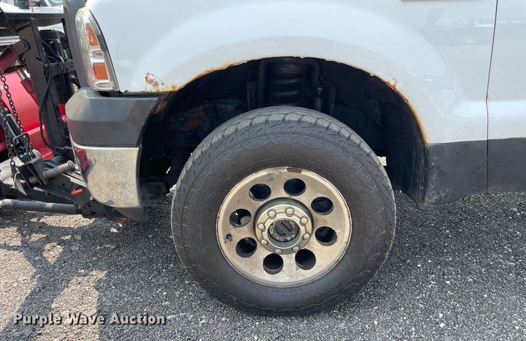 image for item DS8801 2005 Ford F350 Super Duty XL  flatbed pickup truck