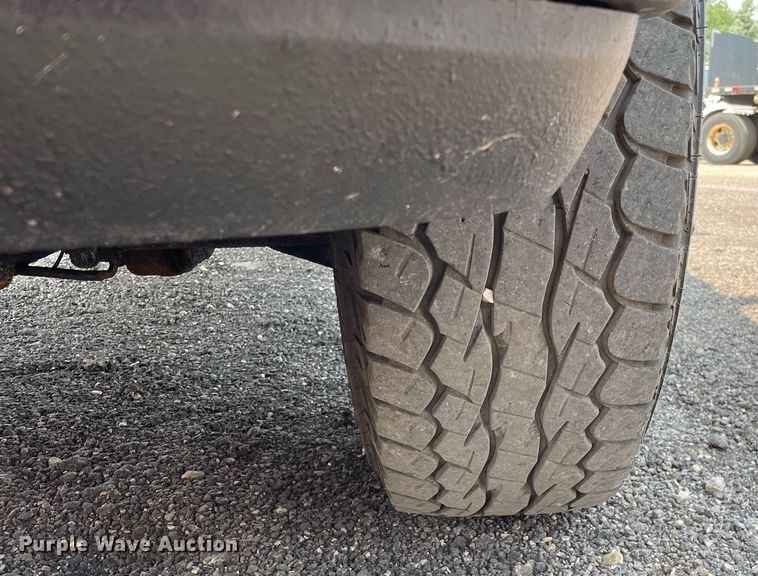 image for item DS8801 2005 Ford F350 Super Duty XL  flatbed pickup truck