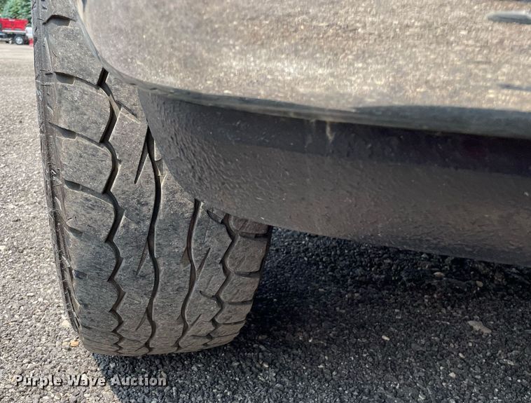 image for item DS8801 2005 Ford F350 Super Duty XL  flatbed pickup truck