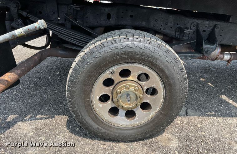 image for item DS8801 2005 Ford F350 Super Duty XL  flatbed pickup truck