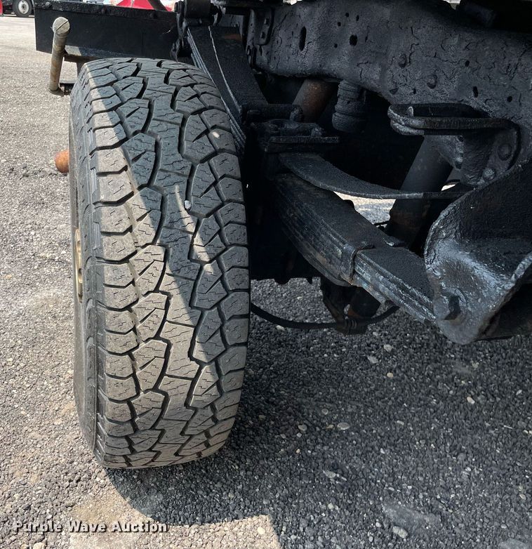 image for item DS8801 2005 Ford F350 Super Duty XL  flatbed pickup truck