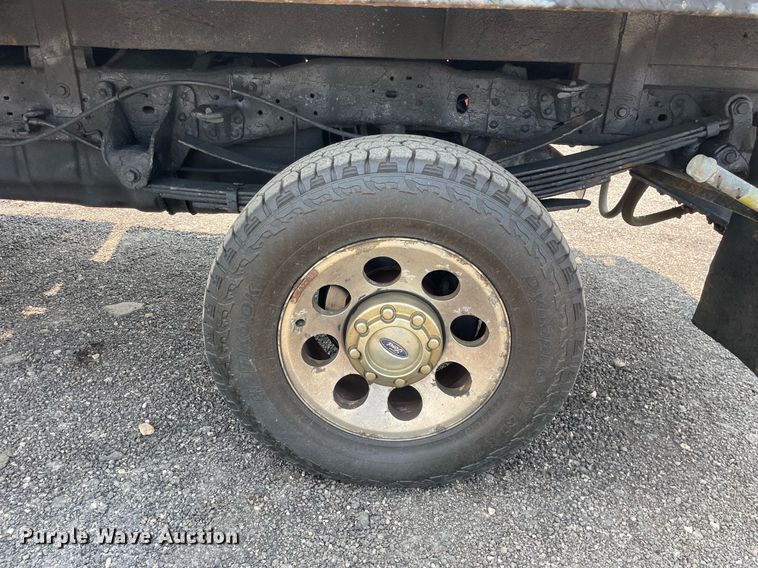 image for item DS8801 2005 Ford F350 Super Duty XL  flatbed pickup truck
