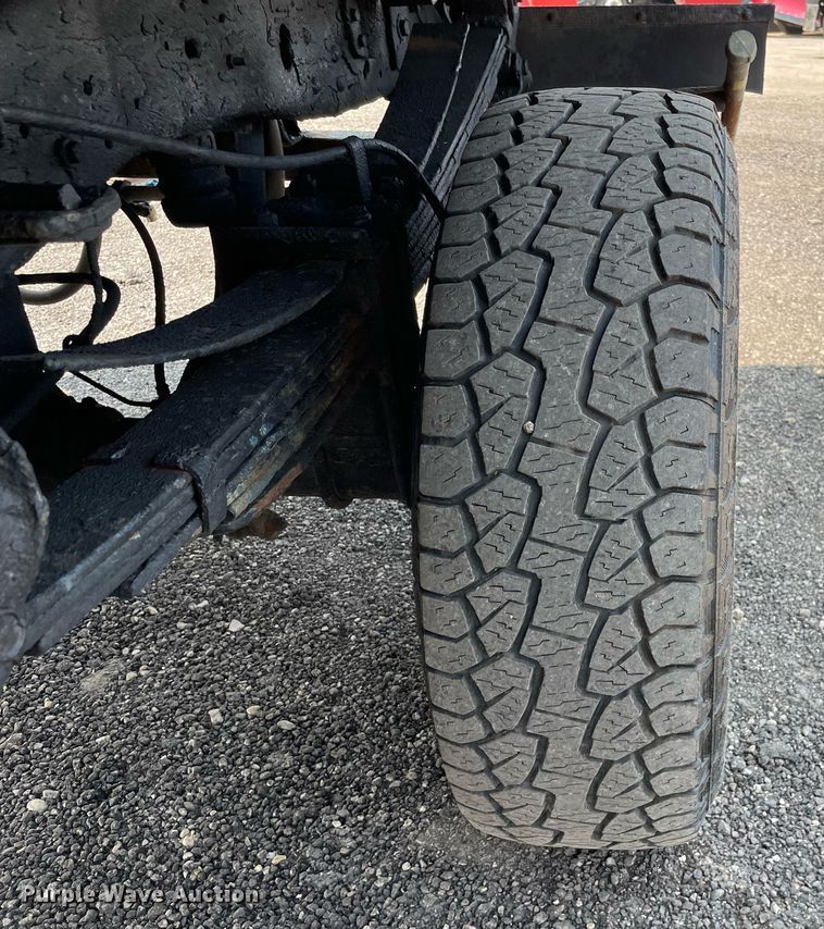 image for item DS8801 2005 Ford F350 Super Duty XL  flatbed pickup truck