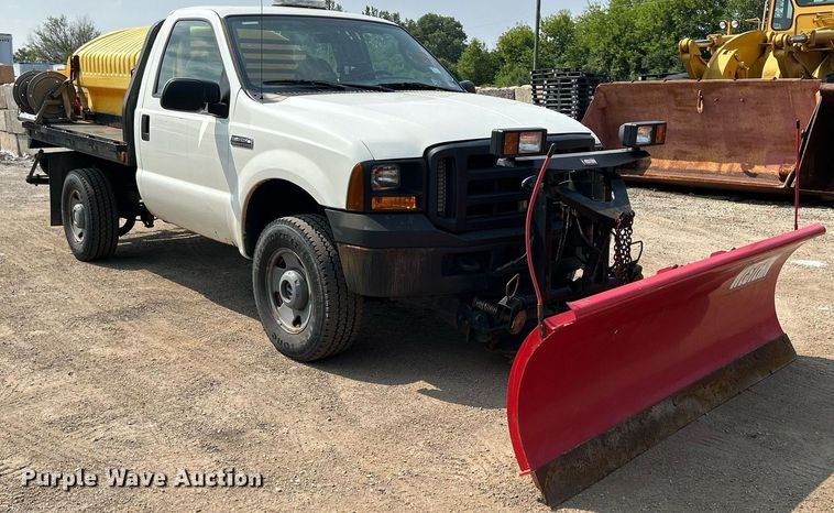 image for item DS8802 2006 Ford F350 Super Duty  flatbed pickup truck