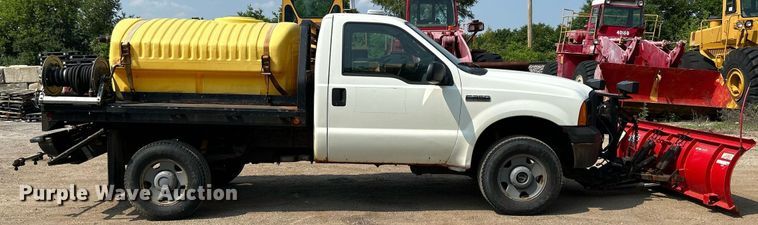 image for item DS8802 2006 Ford F350 Super Duty  flatbed pickup truck