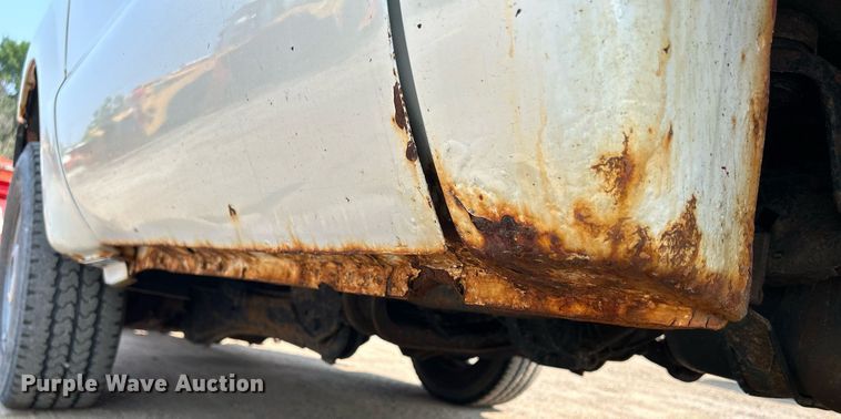 image for item DS8802 2006 Ford F350 Super Duty  flatbed pickup truck