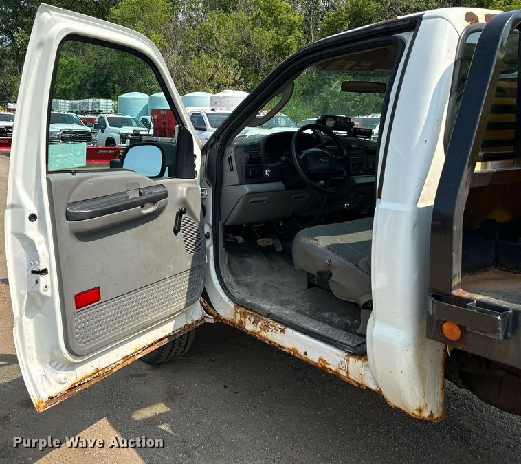 image for item DS8802 2006 Ford F350 Super Duty  flatbed pickup truck