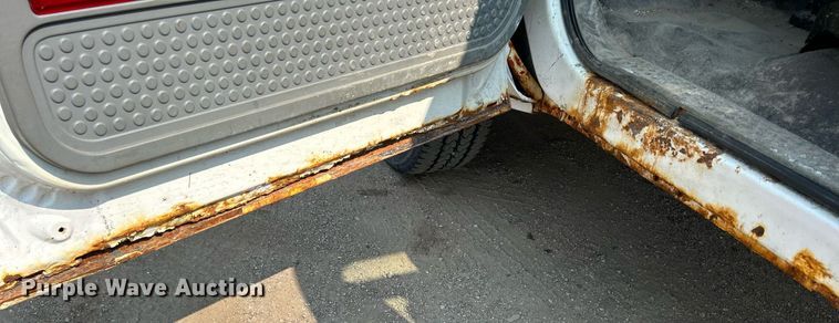 image for item DS8802 2006 Ford F350 Super Duty  flatbed pickup truck