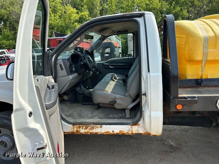 image for item DS8802 2006 Ford F350 Super Duty  flatbed pickup truck