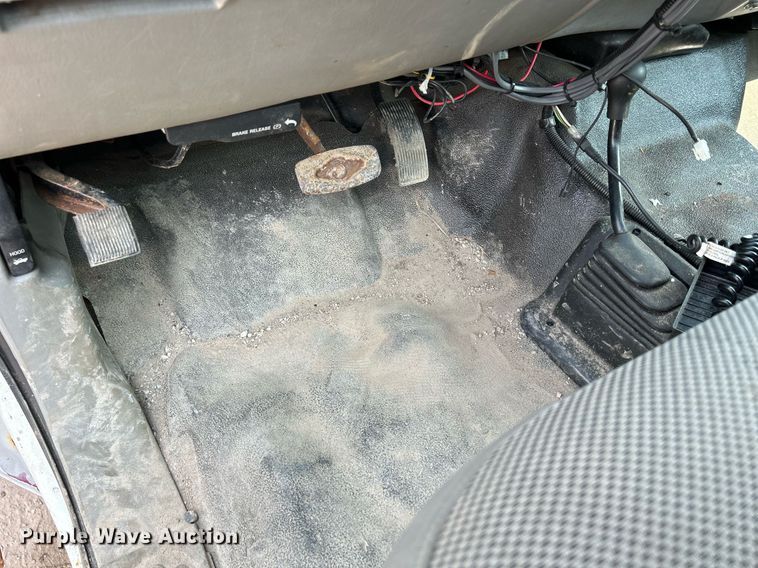 image for item DS8802 2006 Ford F350 Super Duty  flatbed pickup truck