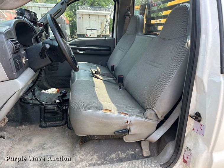 image for item DS8802 2006 Ford F350 Super Duty  flatbed pickup truck