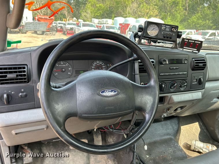 image for item DS8802 2006 Ford F350 Super Duty  flatbed pickup truck