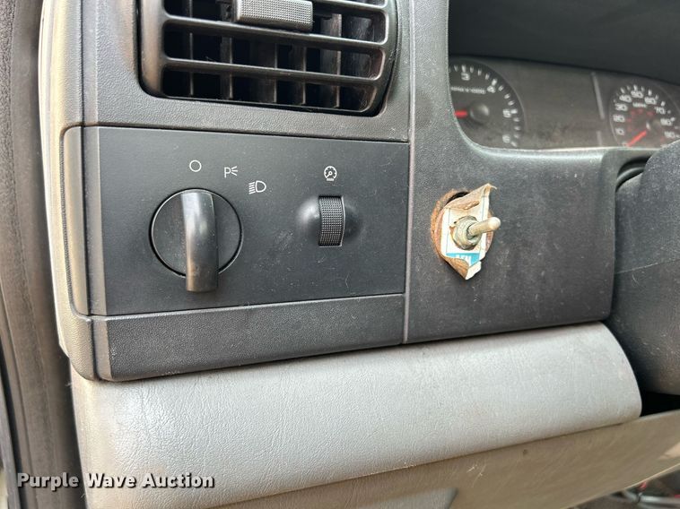 image for item DS8802 2006 Ford F350 Super Duty  flatbed pickup truck