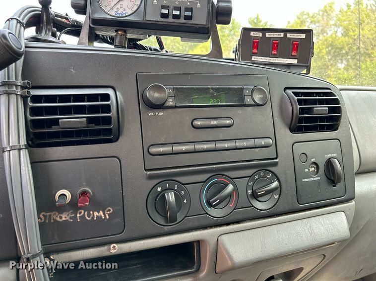 image for item DS8802 2006 Ford F350 Super Duty  flatbed pickup truck