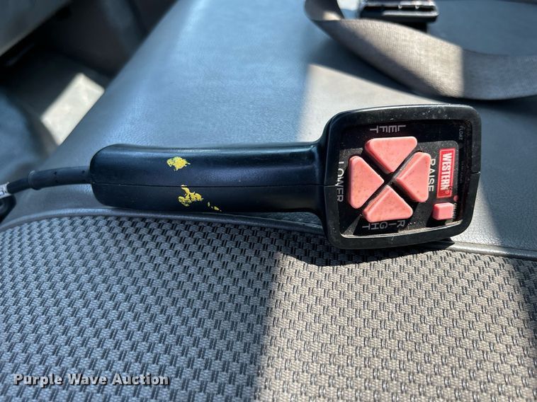 image for item DS8802 2006 Ford F350 Super Duty  flatbed pickup truck