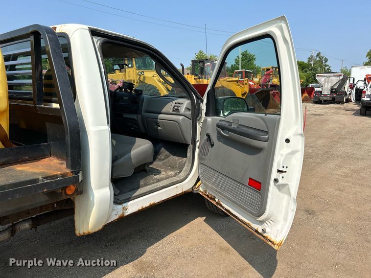 image for item DS8802 2006 Ford F350 Super Duty  flatbed pickup truck