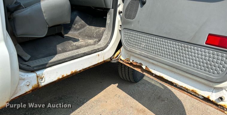 image for item DS8802 2006 Ford F350 Super Duty  flatbed pickup truck