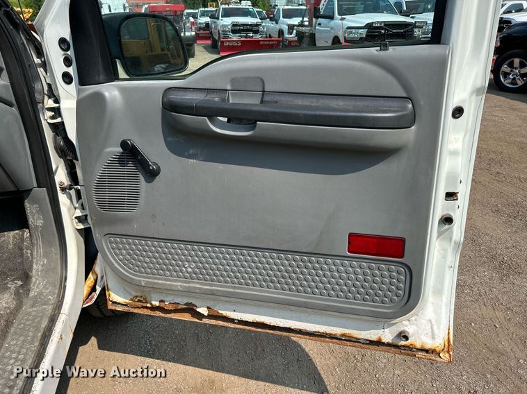 image for item DS8802 2006 Ford F350 Super Duty  flatbed pickup truck