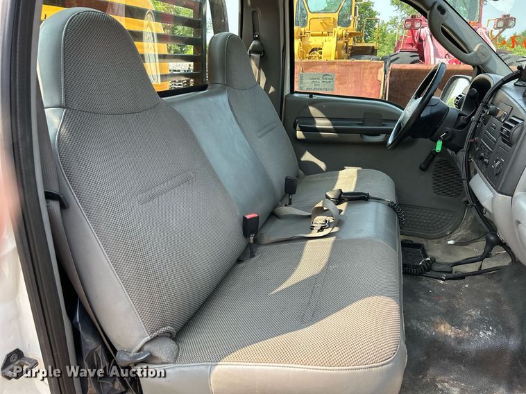 image for item DS8802 2006 Ford F350 Super Duty  flatbed pickup truck