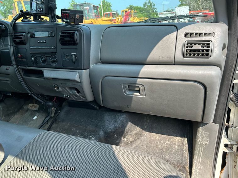 image for item DS8802 2006 Ford F350 Super Duty  flatbed pickup truck