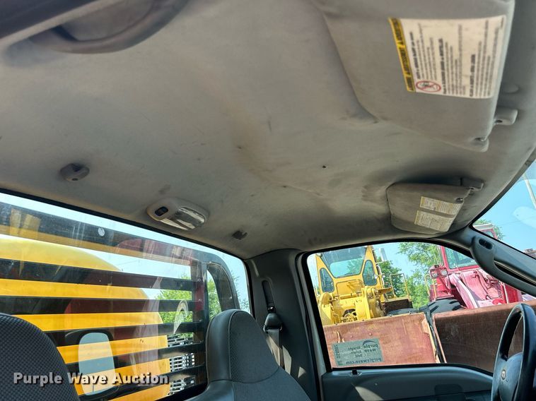 image for item DS8802 2006 Ford F350 Super Duty  flatbed pickup truck