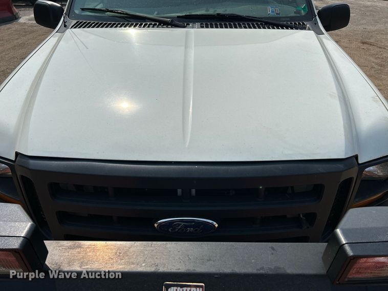 image for item DS8802 2006 Ford F350 Super Duty  flatbed pickup truck