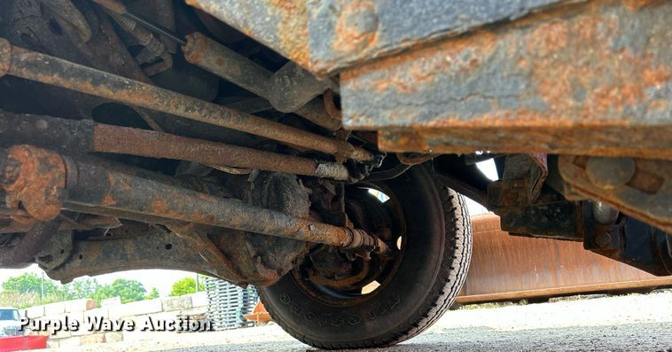 image for item DS8802 2006 Ford F350 Super Duty  flatbed pickup truck