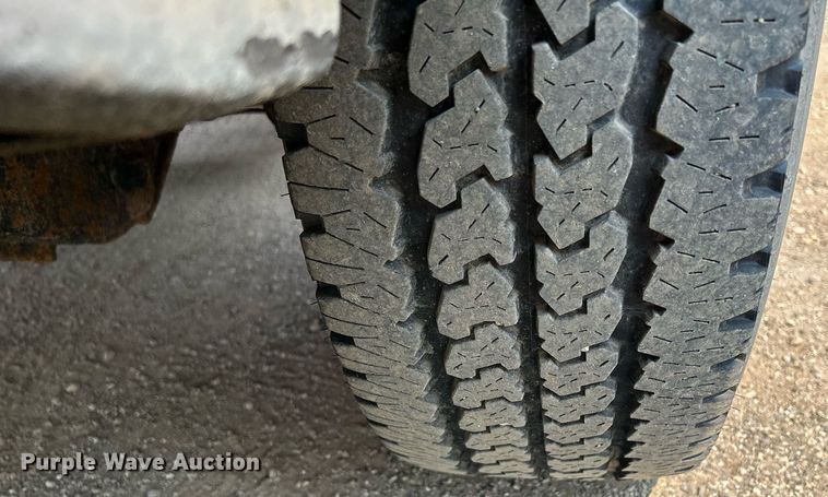 image for item DS8802 2006 Ford F350 Super Duty  flatbed pickup truck