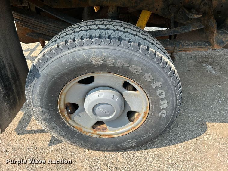 image for item DS8802 2006 Ford F350 Super Duty  flatbed pickup truck