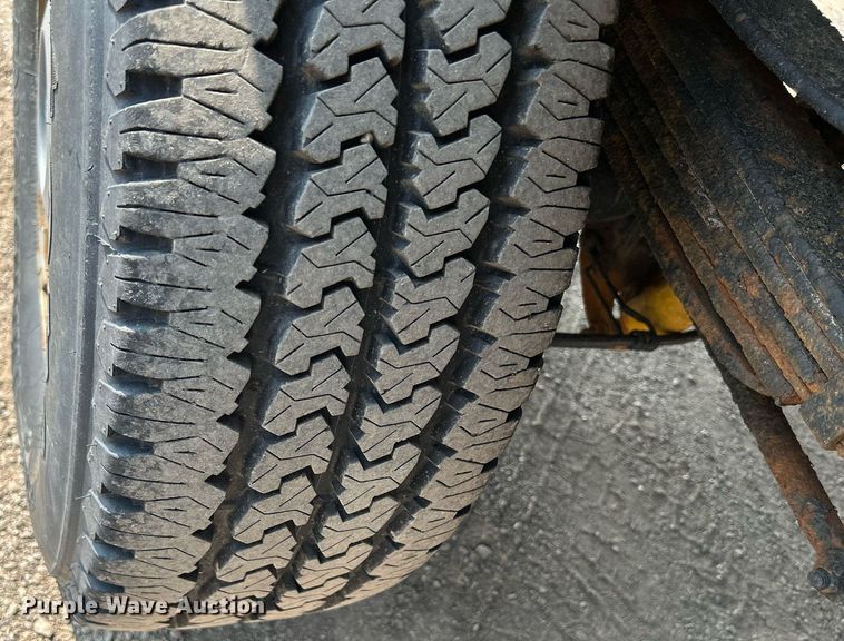 image for item DS8802 2006 Ford F350 Super Duty  flatbed pickup truck