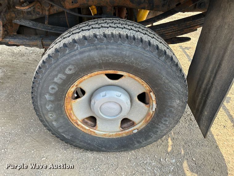 image for item DS8802 2006 Ford F350 Super Duty  flatbed pickup truck