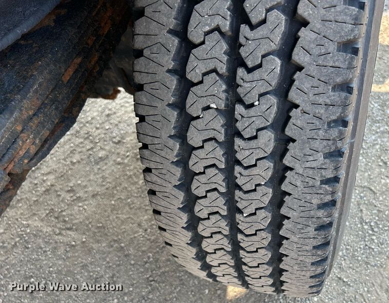 image for item DS8802 2006 Ford F350 Super Duty  flatbed pickup truck