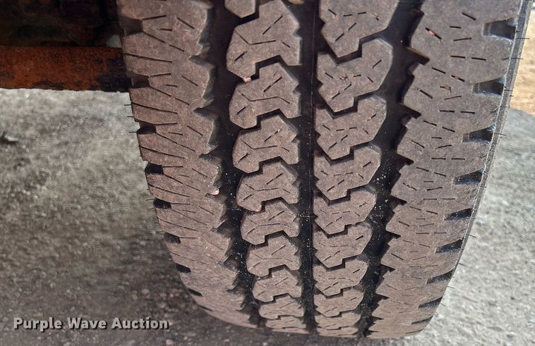 image for item DS8802 2006 Ford F350 Super Duty  flatbed pickup truck