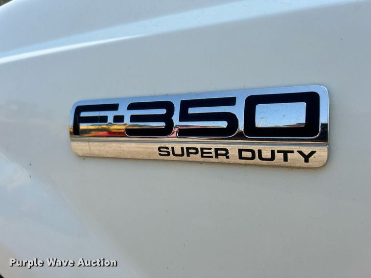 image for item DS8802 2006 Ford F350 Super Duty  flatbed pickup truck