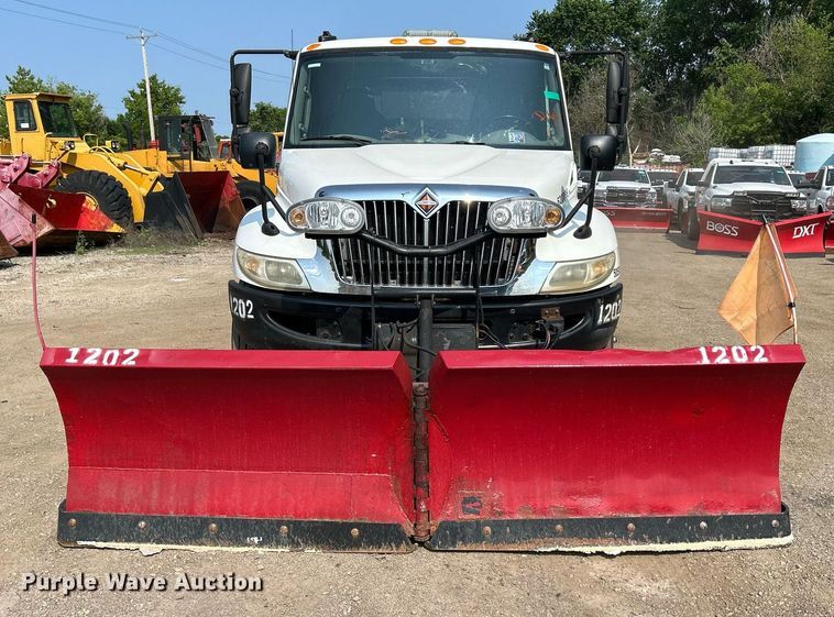 image for item DS8803 2012 International DuraStar 4300  spreader truck