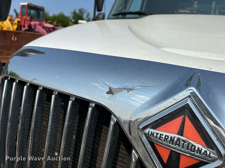 image for item DS8803 2012 International DuraStar 4300  spreader truck