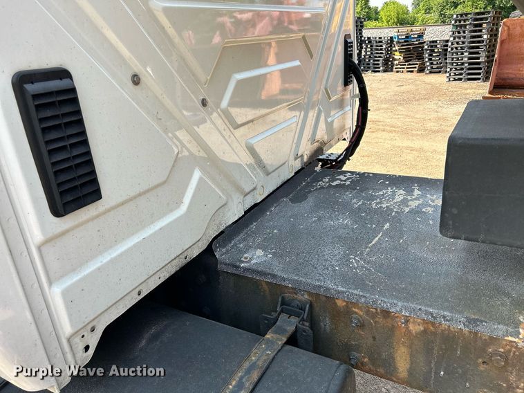 image for item DS8803 2012 International DuraStar 4300  spreader truck