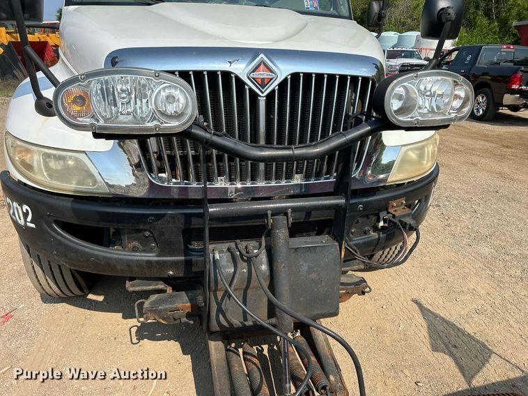 image for item DS8803 2012 International DuraStar 4300  spreader truck