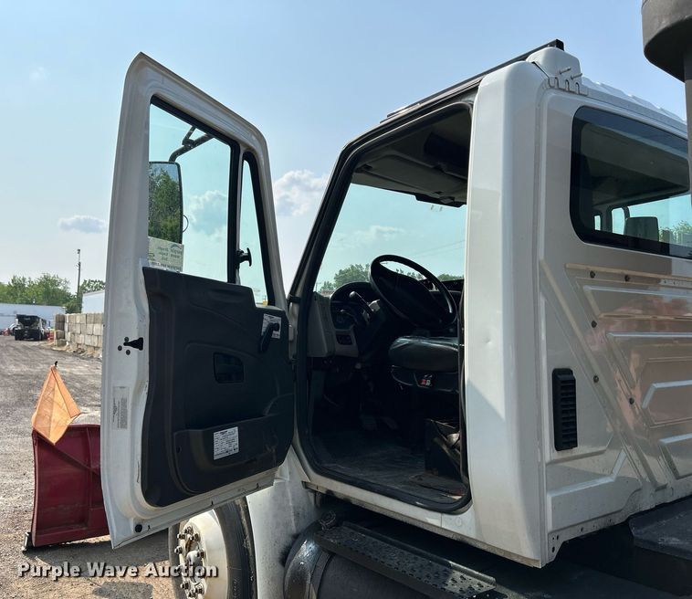 image for item DS8803 2012 International DuraStar 4300  spreader truck