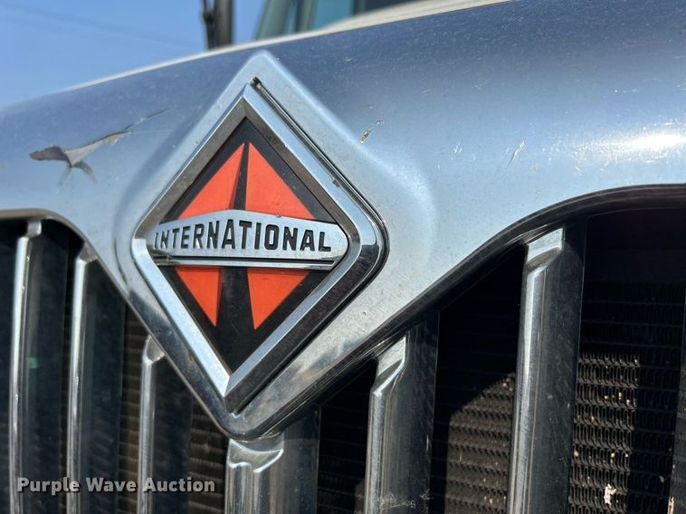 image for item DS8803 2012 International DuraStar 4300  spreader truck