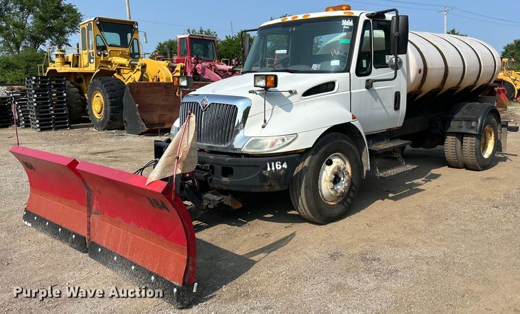 image for item DS8804 2005 International 4300  de-icer truck