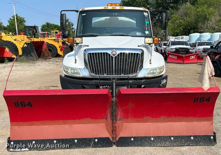 image for item DS8804 2005 International 4300  de-icer truck