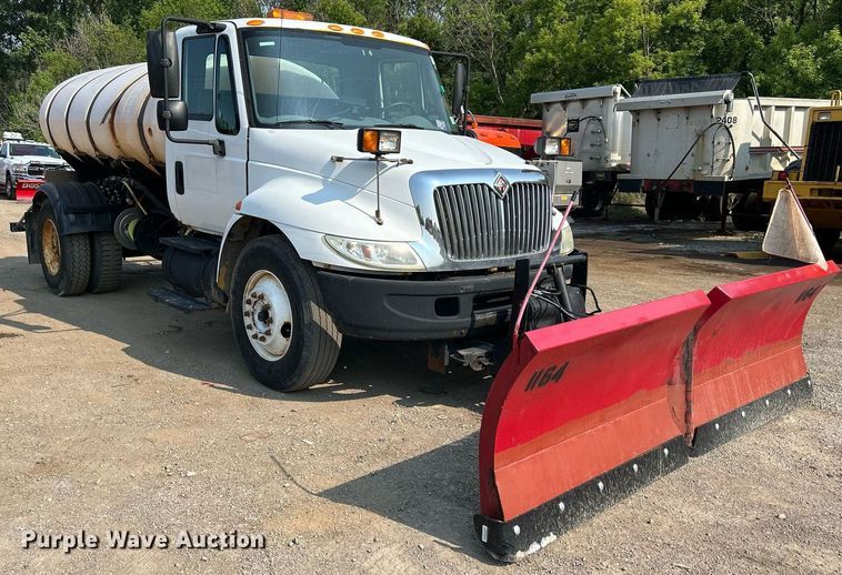 image for item DS8804 2005 International 4300  de-icer truck