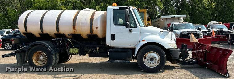 image for item DS8804 2005 International 4300  de-icer truck