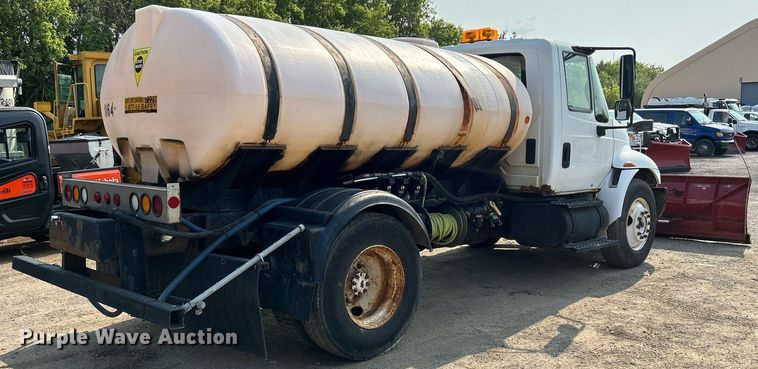 image for item DS8804 2005 International 4300  de-icer truck