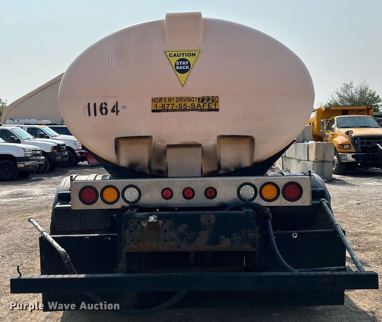 image for item DS8804 2005 International 4300  de-icer truck